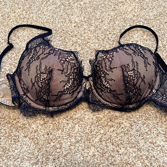 NWOT VS lined plunge bra with lace detailing - Picture 1 of 4